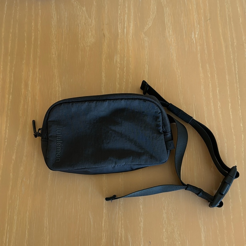 Mini lululemon belt bag